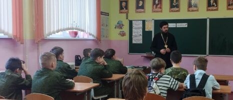 Священнослужитель провёл беседу со школьниками о Таинстве Крещения